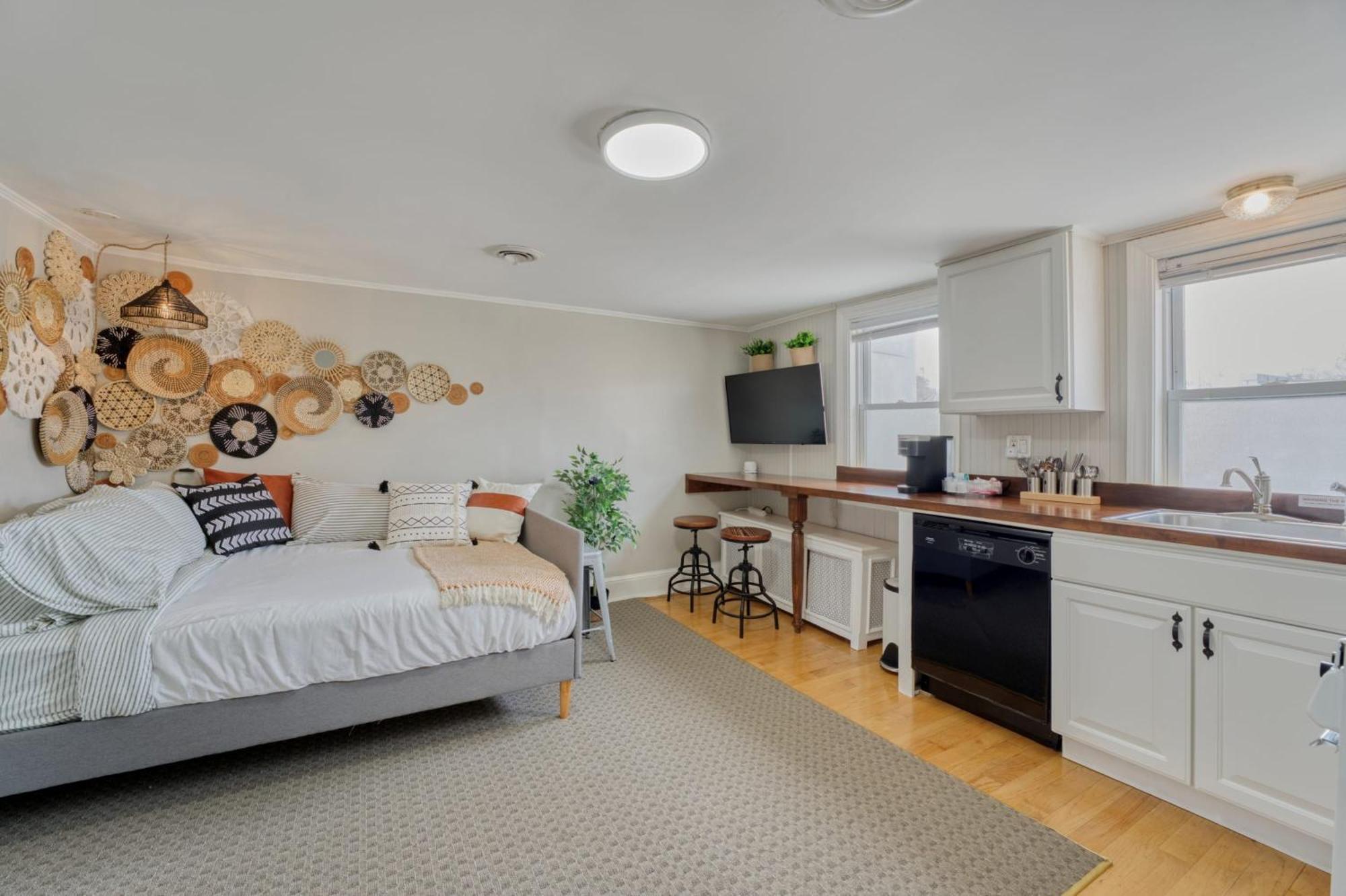 Top-floor 1br In Historic Capitol Hill Apartment
