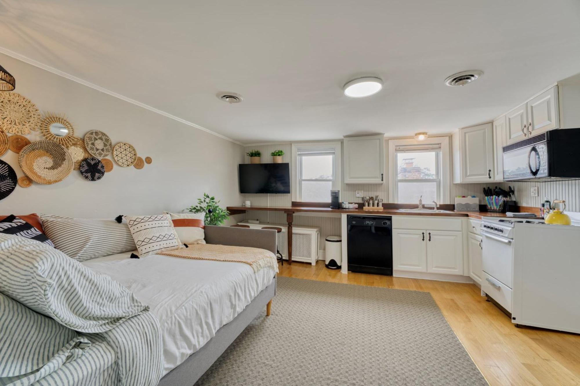 Top-floor 1br In Historic Capitol Hill Apartment *