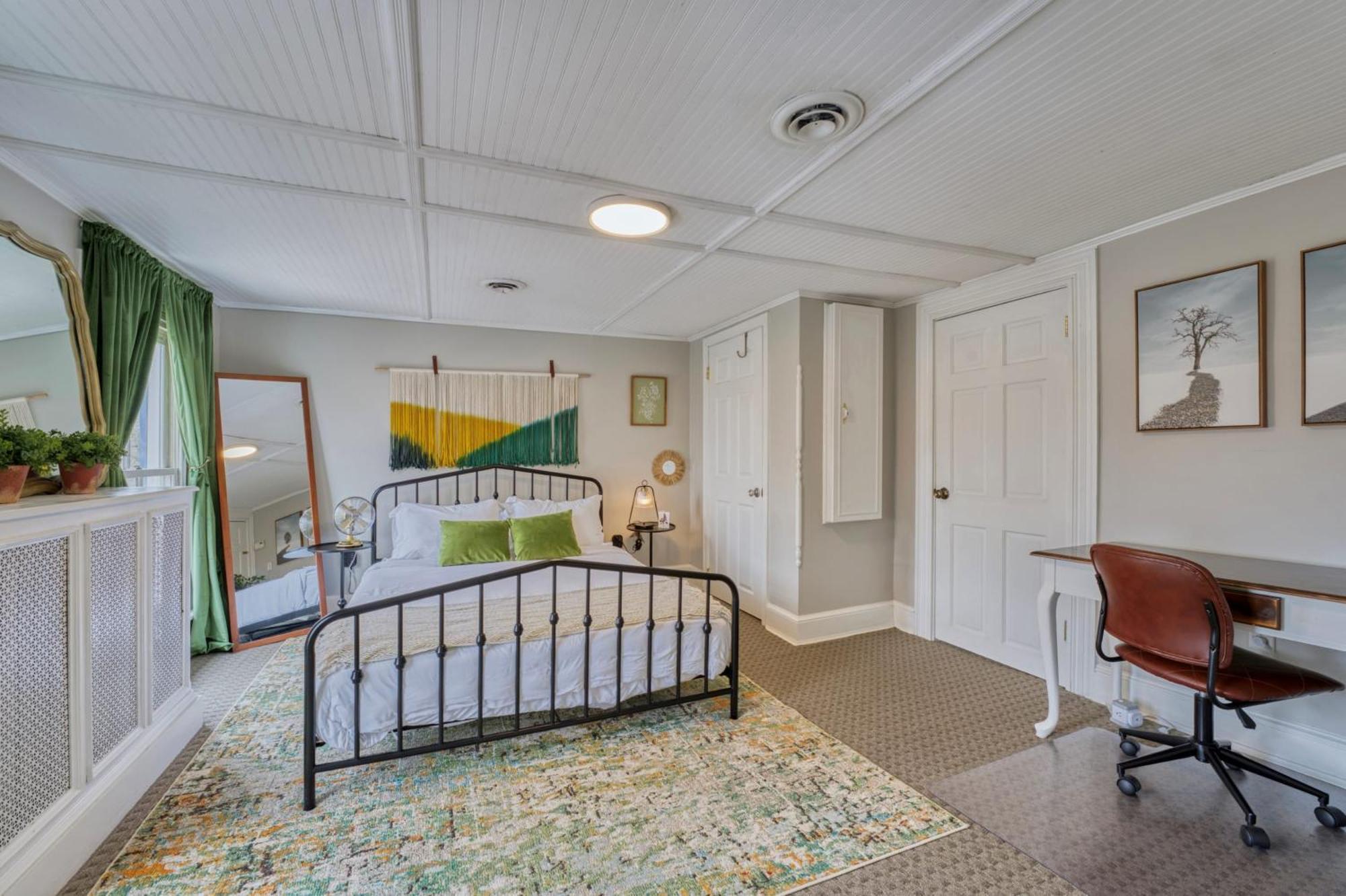 Top-floor 1br In Historic Capitol Hill Apartment *