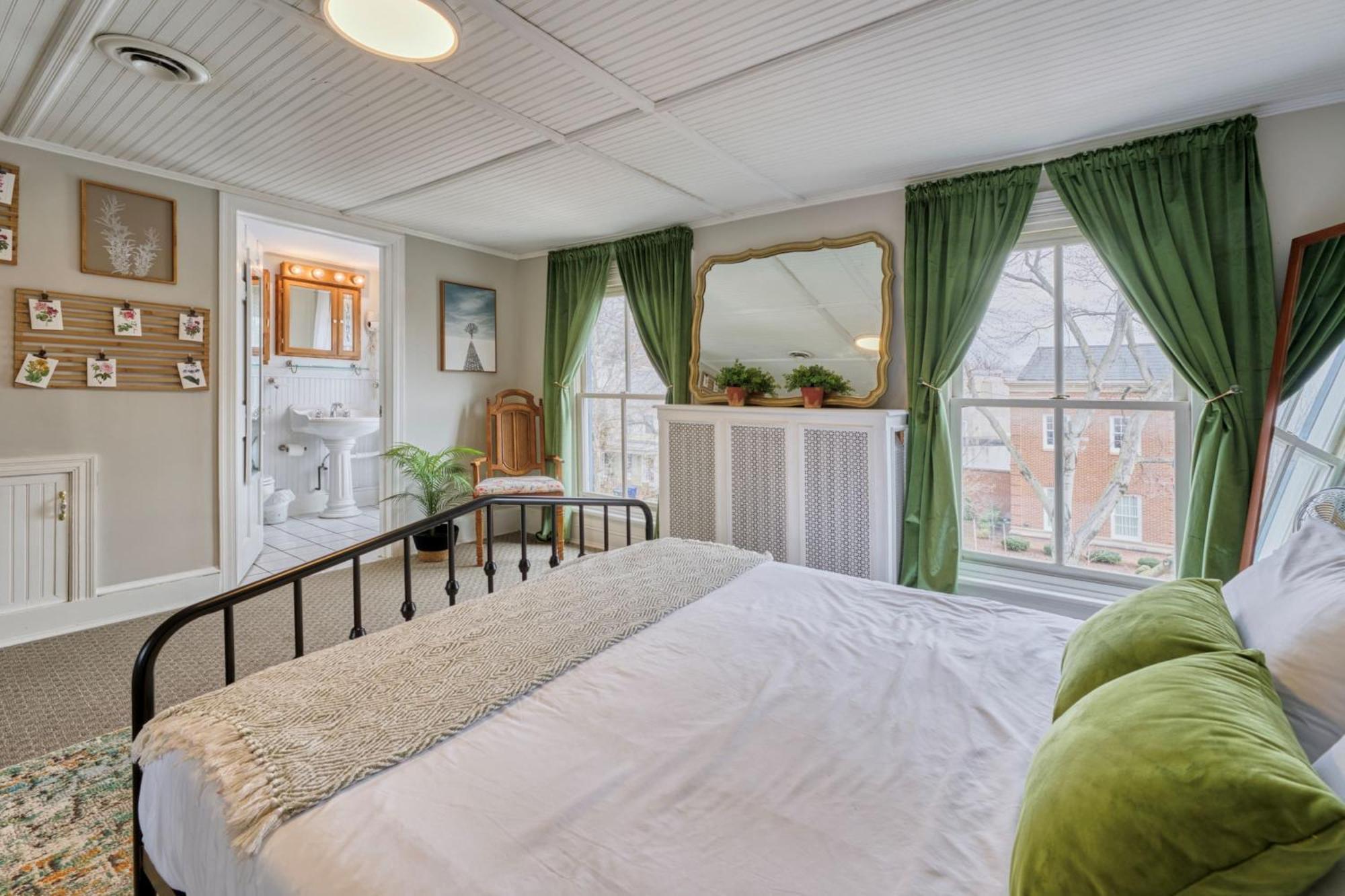 Top-floor 1br In Historic Capitol Hill Apartment Washington
